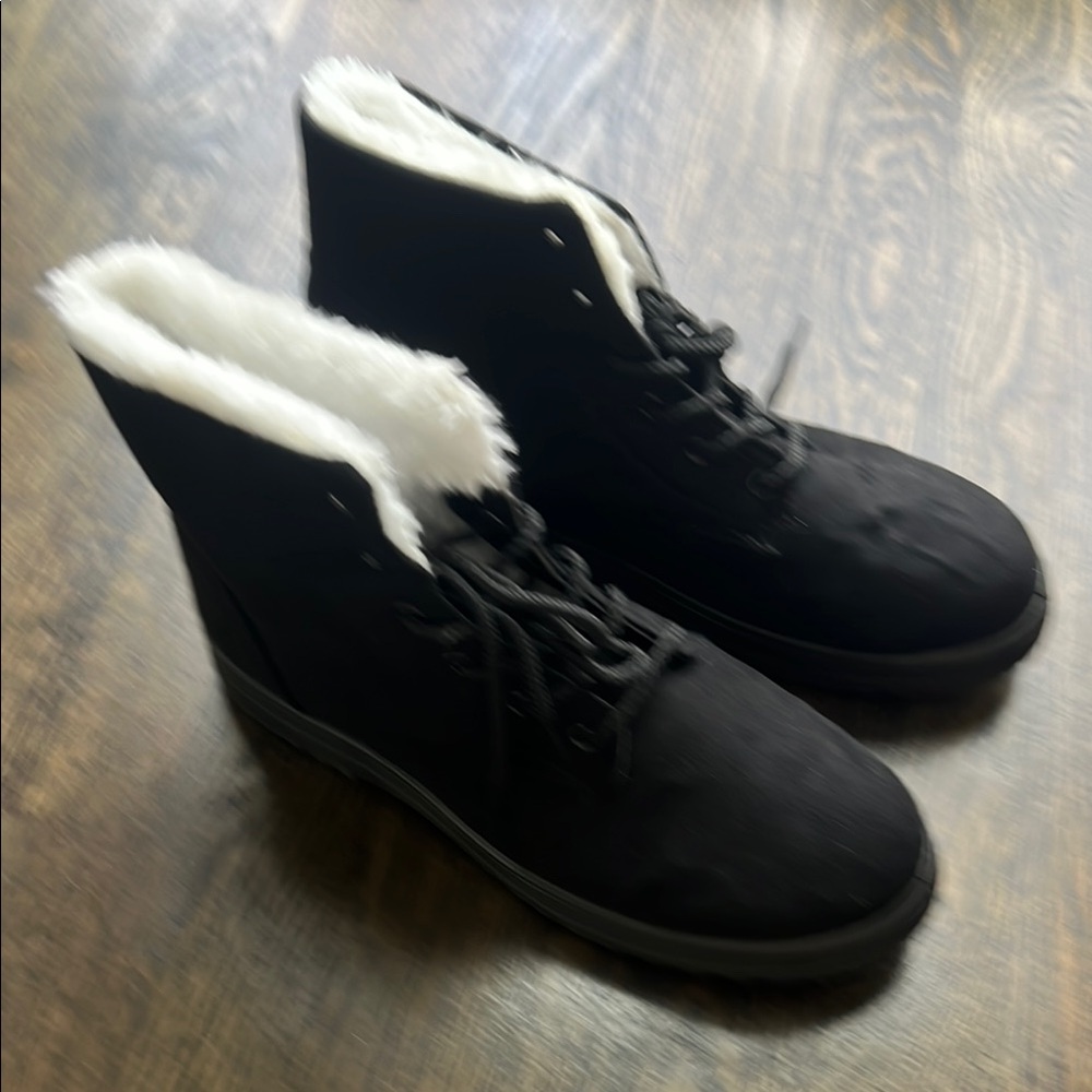 NEW Women’s Black and White Winter Lace-Up Boots with Faux Fur Lining